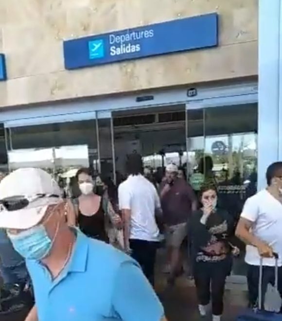 Pánico en aeropuerto de Cancún por presunto reporte de disparos
