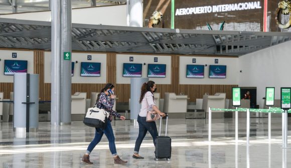 Dos mujeres recorren la terminal de salidas nacionales del Aeropuerto Internacional Felipe Ángeles (AIFA) en búsqueda de información. Anuncia AIFA que habrá vuelos a Estados Unidos en segundo semestre de 2022