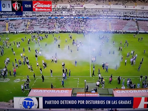 Suspenden partido Querétaro vs Atlas por violencia entre porras