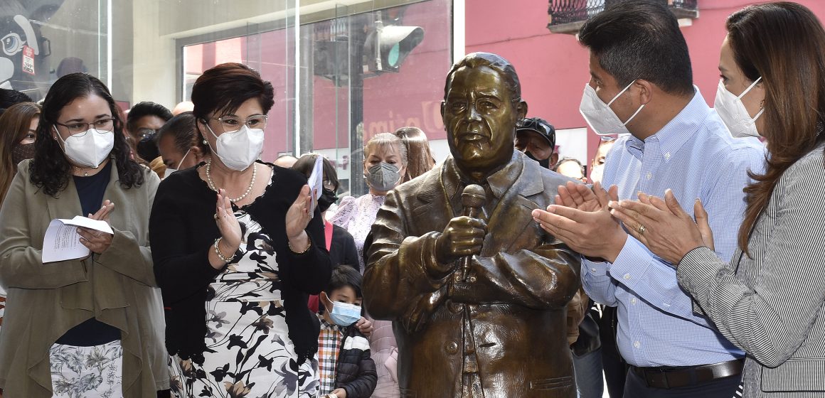 Develan escultura de Javier López Díaz en la calle 5 de Mayo