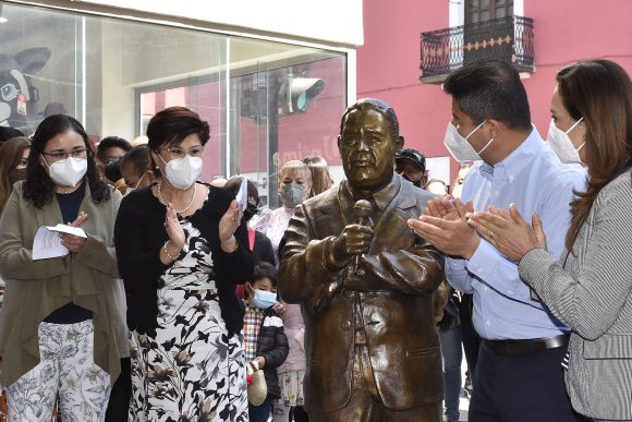 Develan escultura de Javier López Díaz en la calle 5 de Mayo