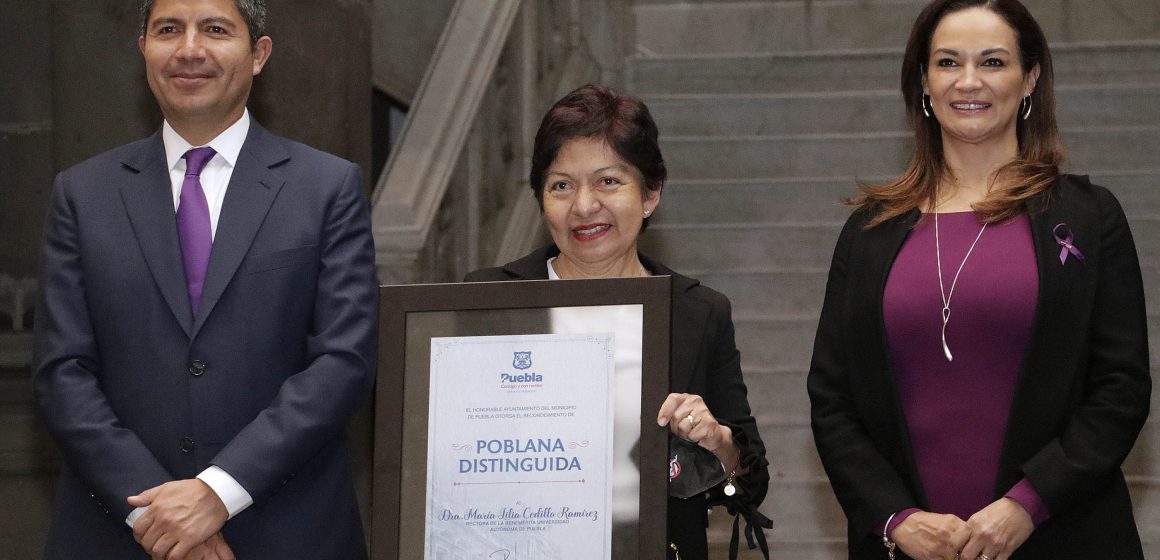 Galardona Ayuntamiento de Puebla a la rectora de la BUAP, Lilia Cedillo