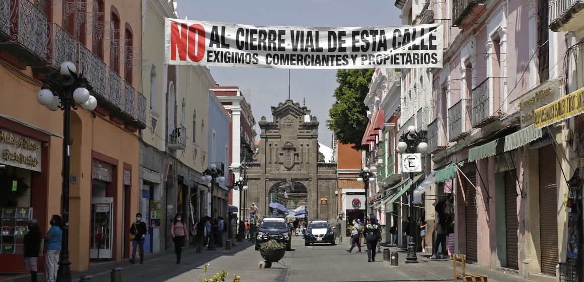 Con mantas, comerciantes rechazan cierre de la calle de los dulces