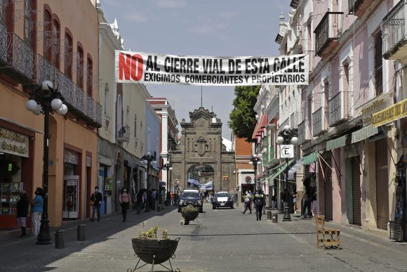 Con mantas, comerciantes rechazan cierre de la calle de los dulces