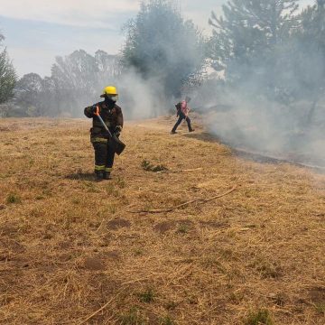 Unidades de emergencia sofocaron Incendio de pastizal en cerro de Amalucan