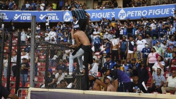 Mamá entregó a su hijo a autoridades por participar en pelea de Gallos vs Atlas