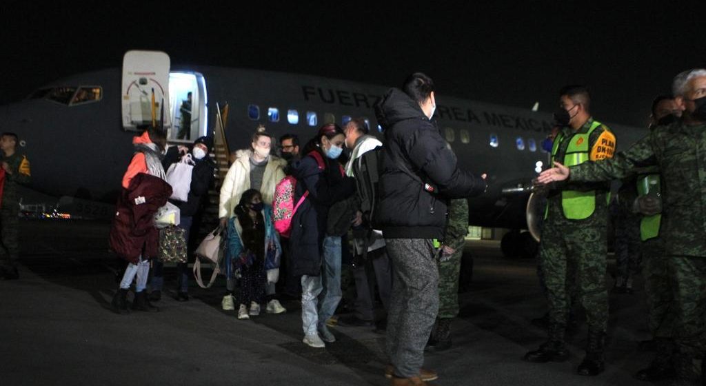 Aterriza avión con mexicanos que escaparon de Ucrania