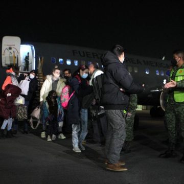 Aterriza avión con mexicanos que escaparon de Ucrania