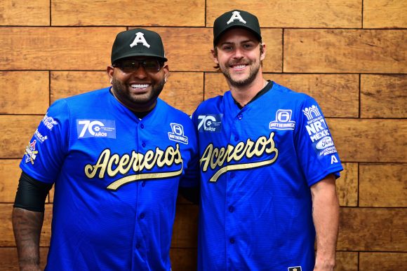 Pablo Sandoval y Josh Reddick se presentan con los Acereros de Monclova