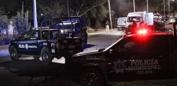 patrullas Hallan 7 cuerpos calcinados en una camioneta en Celaya