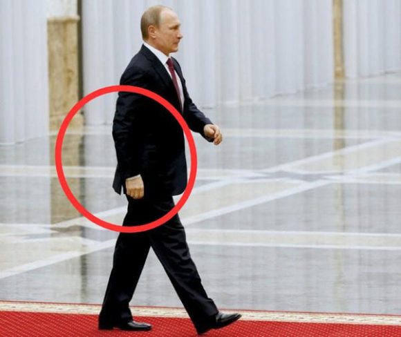 ¿Te has fijado que Vladimir Putin no mueve su lado izquierdo al caminar?