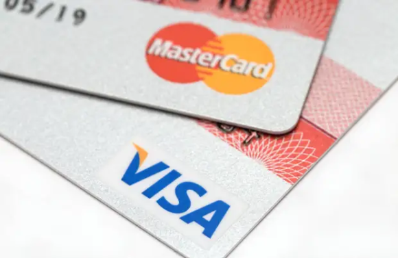 Visa y Mastercard suspenden operaciones en Rusia