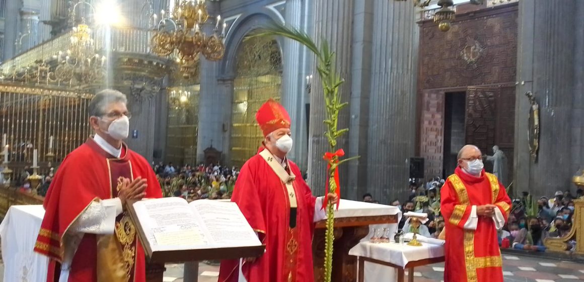 Encabeza arzobispo de Puebla celebración del Domingo de Ramos