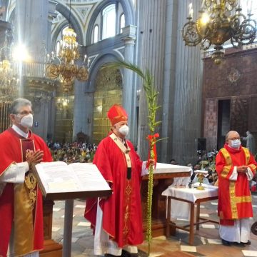 Encabeza arzobispo de Puebla celebración del Domingo de Ramos