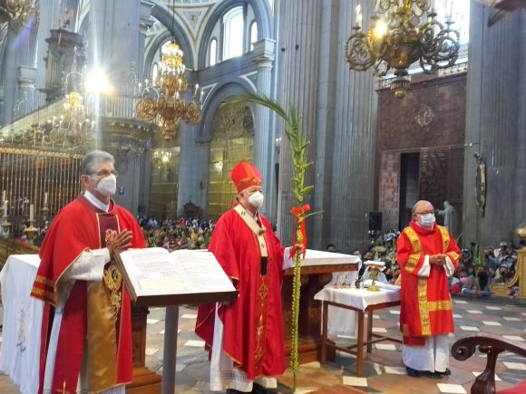 Encabeza arzobispo de Puebla celebración del Domingo de Ramos
