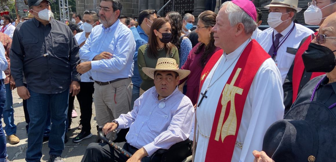 Acompañan el gobernador Barbosa y su esposa procesión de Viernes Santo en Puebla