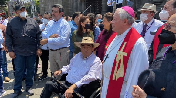 Acompañan el gobernador Barbosa y su esposa procesión de Viernes Santo en Puebla