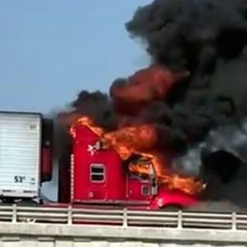 Incendian tráileres en puente internacional Reynosa-Pharr