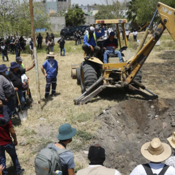 Familias de desaparecidos hallan 20 bolsas con restos óseos en Tlajomulco, Jalisco