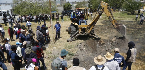 Familias de desaparecidos hallan 20 bolsas con restos óseos en Tlajomulco, Jalisco