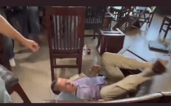 Otra pelea de Alfredo Adame, en esta ocasión con abogado de Carlos Trejo, termina en el piso