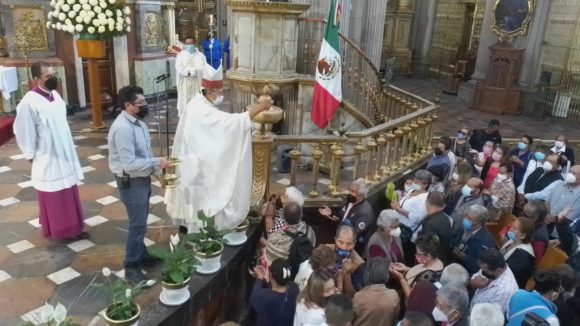 Reza arzobispo auxiliar por los niños y jóvenes que se reincorporan a clases