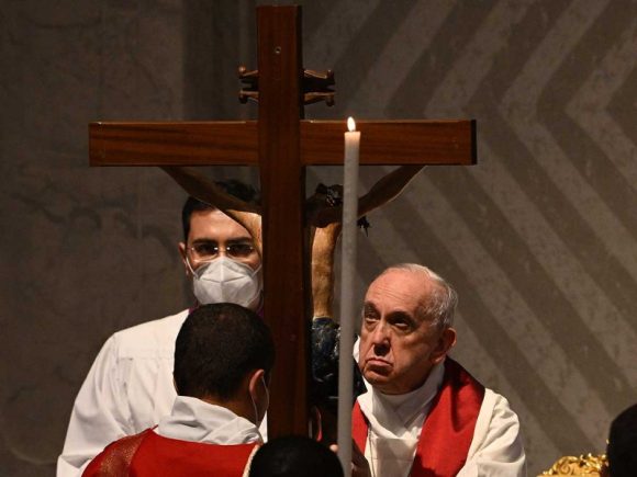 “El mundo está en guerra”, lamenta papa Francisco en Viernes Santo