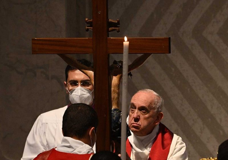 “El mundo está en guerra”, lamenta papa Francisco en Viernes Santo