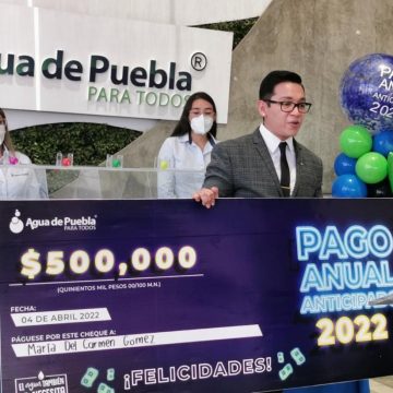 Vecina de Los Héroes ganadora del Premio Pago Anticipado de Agua de Puebla