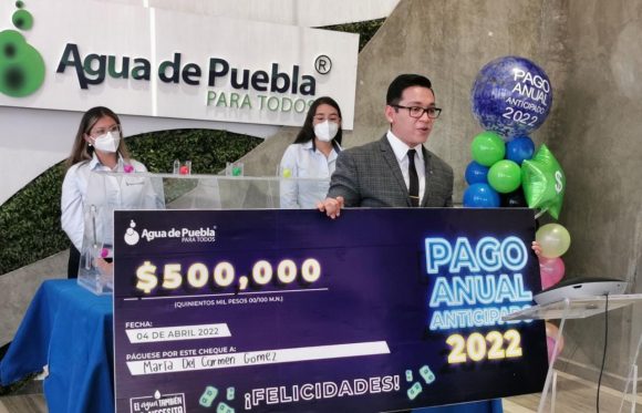Vecina de Los Héroes ganadora del Premio Pago Anticipado de Agua de Puebla