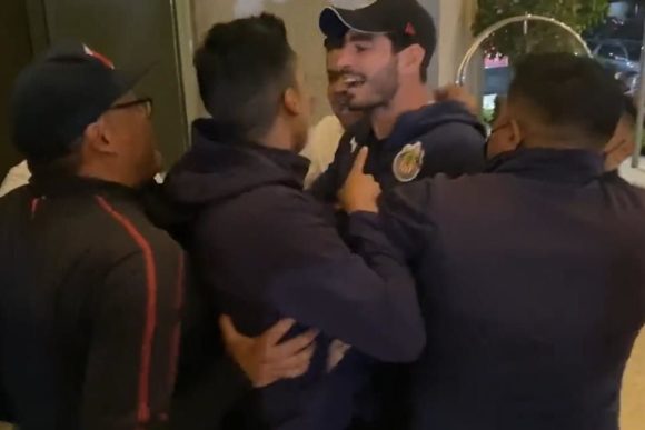 Chivas condena agresión de aficionados contra jugadores en hotel de concentración