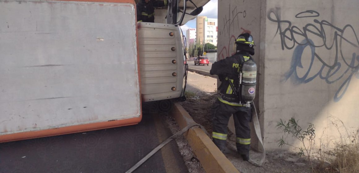 Volcó camión Bonafont en la Puebla – México; sin lesionados