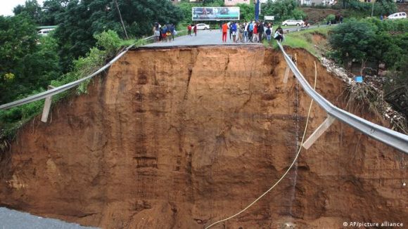 Liberan fondos de emergencia tras 400 muertos por inundaciones en Sudáfrica