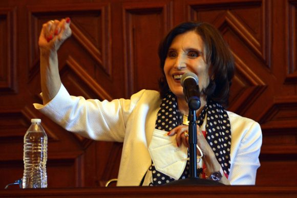 Se presenta la escritora Ángeles Mastretta en la Fenali 2022