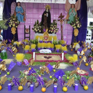 ¿Qué lleva el altar de Viernes de Dolores?