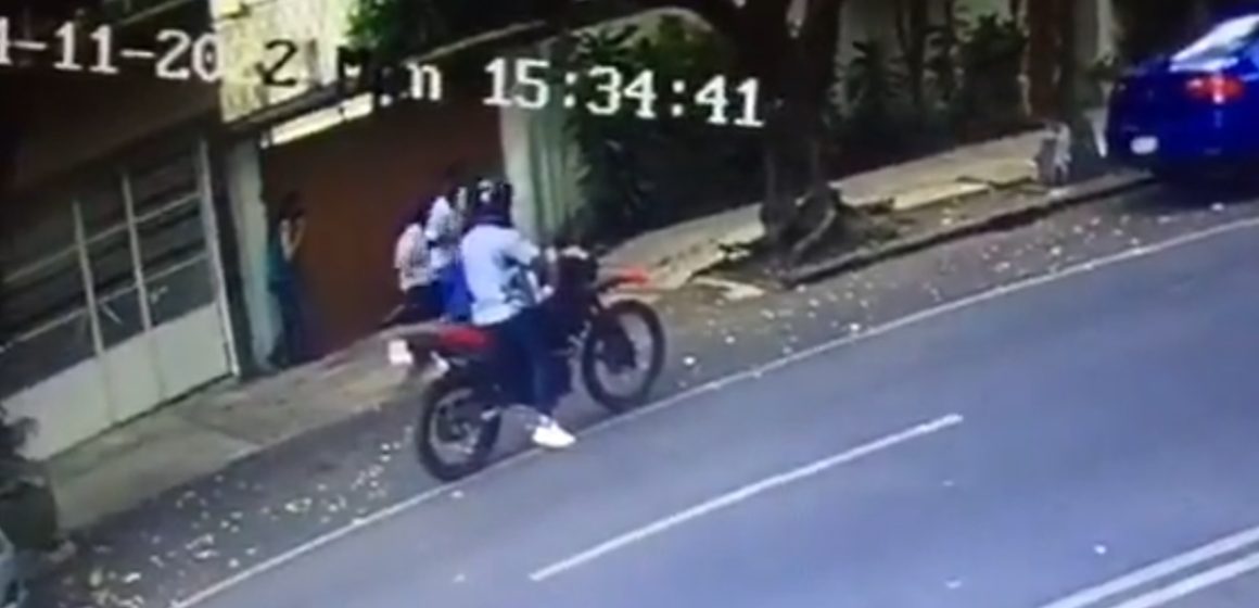 (VIDEO) Asaltan a pareja en CDMX; hombre resulta herido de bala