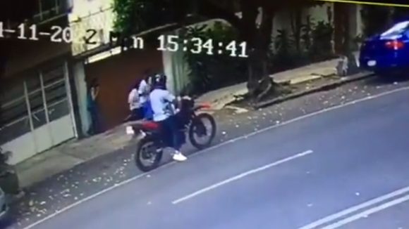 (VIDEO) Asaltan a pareja en CDMX; hombre resulta herido de bala
