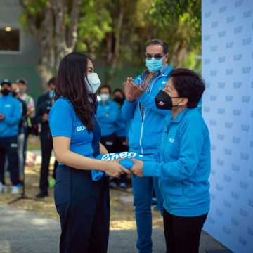 Entrega la rectora Lilia Cedillo uniformes y bandera universitaria a la delegación deportista de la BUAP