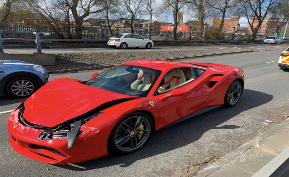 A 3 km de salir de la agencia choca su nuevo Ferrari