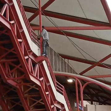 Se lanza hombre de escaleras del metro en San Nicolás, Nuevo León