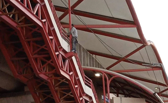 se lanza hombre Se lanza hombre de escaleras del metro en San Nicolás, Nuevo León
