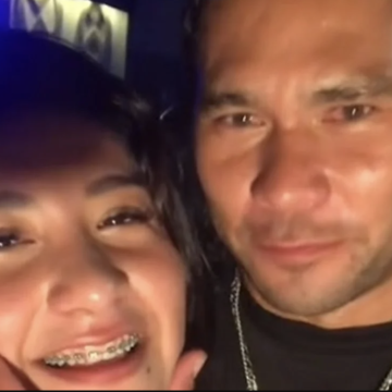 (VIDEO) Carlos ‘Gullit’ Peña besa a mujer que le pedía un saludo para su papá