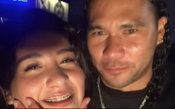 (VIDEO) Carlos ‘Gullit’ Peña besa a mujer que le pedía un saludo para su papá
