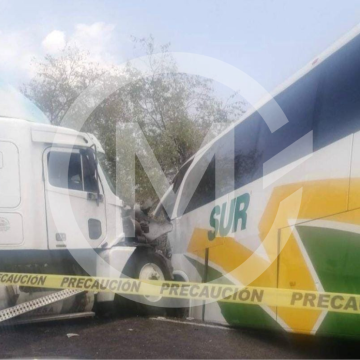 Fuerte choque de autobús y trailer deja 7 heridos en Tepexco
