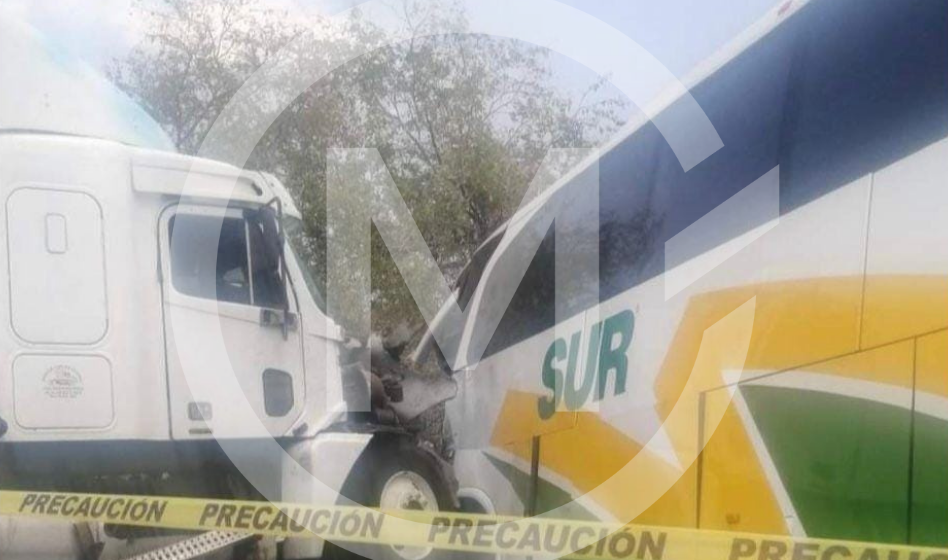 Fuerte choque de autobús y trailer deja 7 heridos en Tepexco