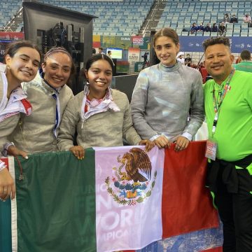 La poblana Ashley Muñoz, junto al equipo mexicano de sable, lograron cuarto puesto en el Mundial de Dubái