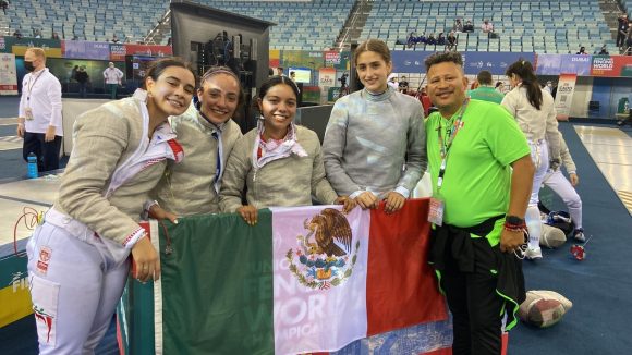 La poblana Ashley Muñoz, junto al equipo mexicano de sable, lograron cuarto puesto en el Mundial de Dubái