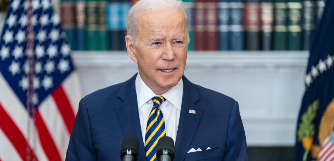 Joe Biden sigue dando positivo a Covid-19