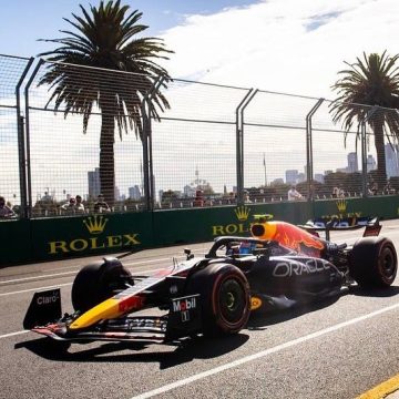 Charles Leclerc se lleva la pole en el GP de Australia; ‘Checo’ saldrá en tercero