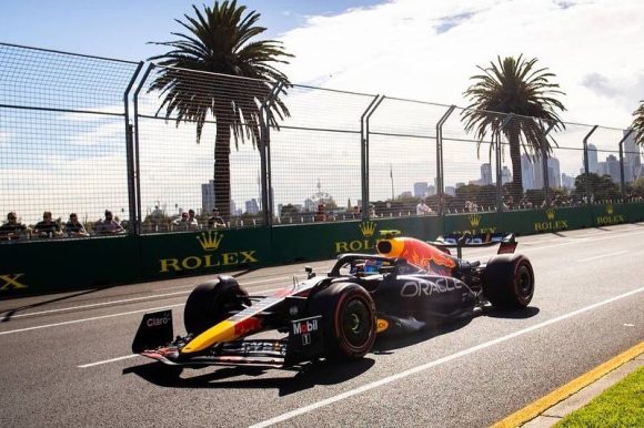 Charles Leclerc se lleva la pole en el GP de Australia; ‘Checo’ saldrá en tercero